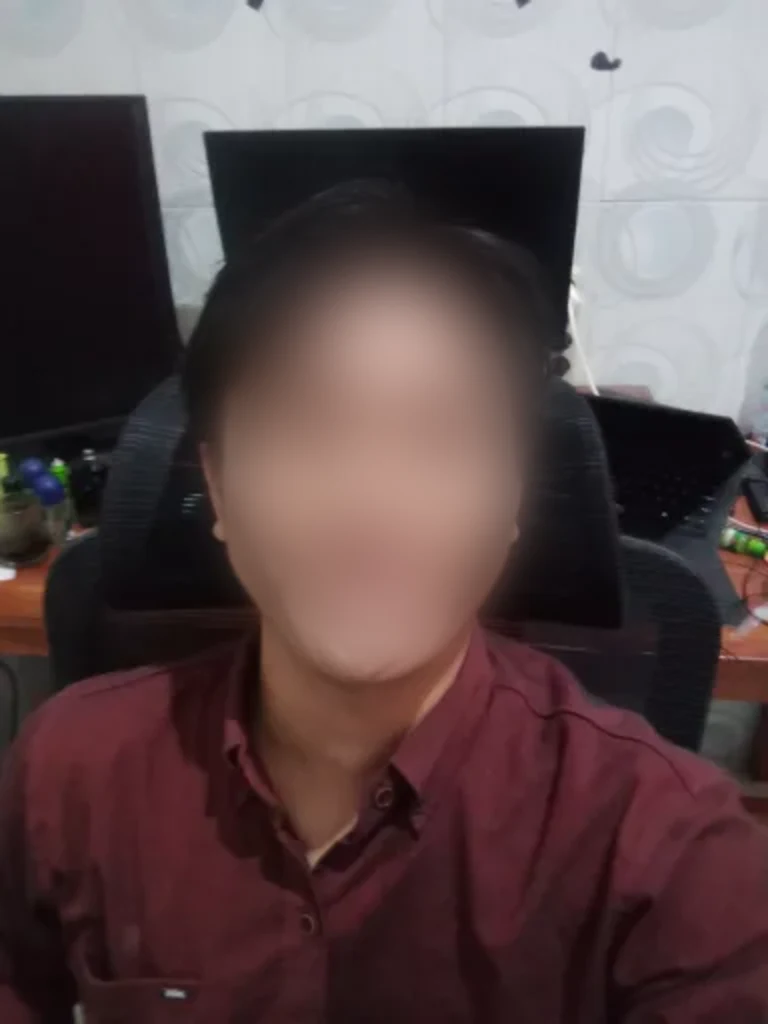 Foto AL Fangky, founder produk.co, di meja kerja, wajahnya diblur